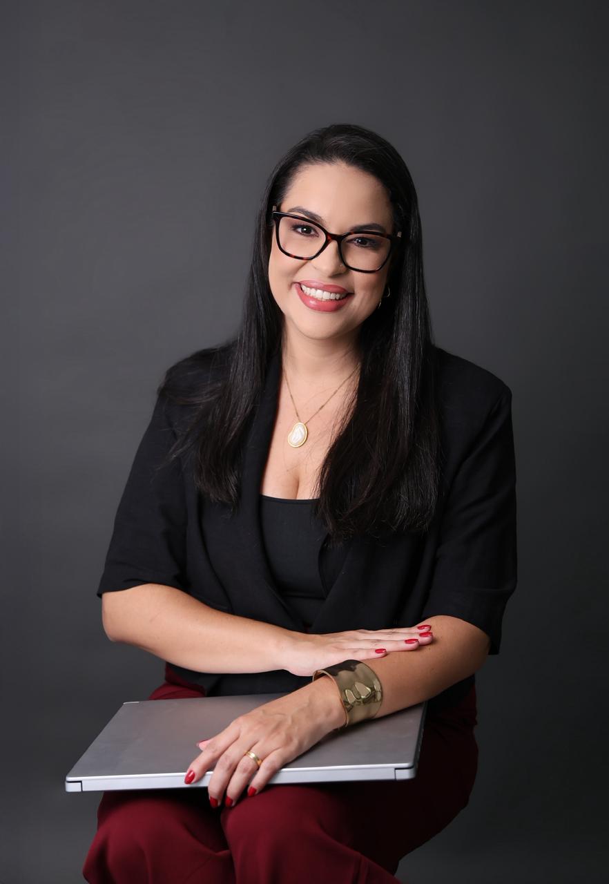 Carolina Cotta com laptop — Diretriz Financeira